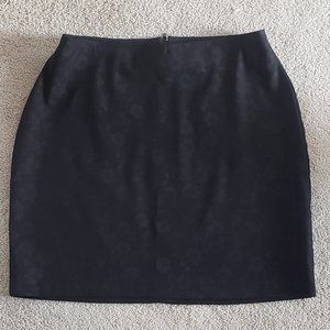 Skirt with black flower pattern